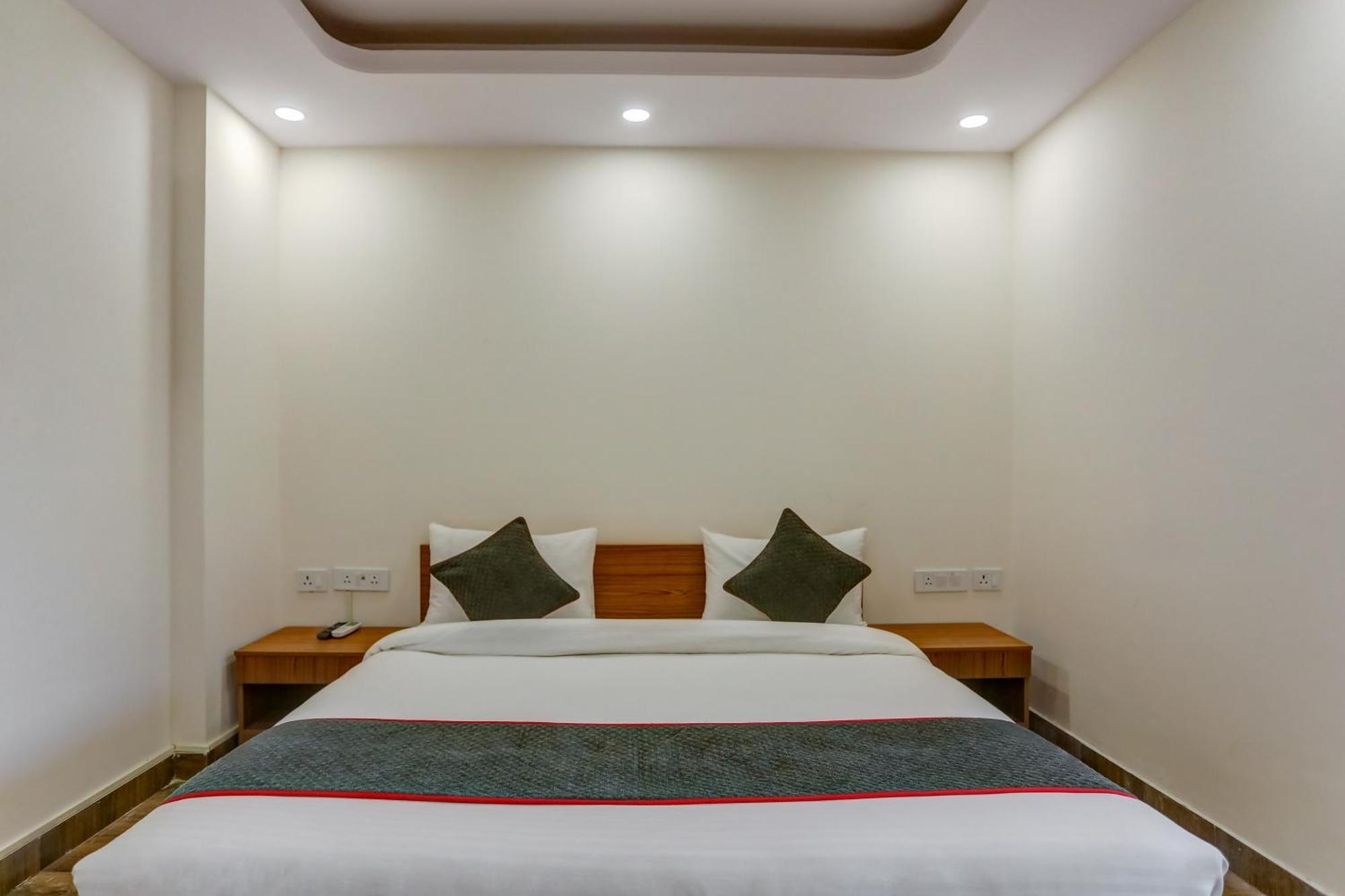 Collection O The Doors Near Appu Ghar Hotel Gurgaon Ngoại thất bức ảnh